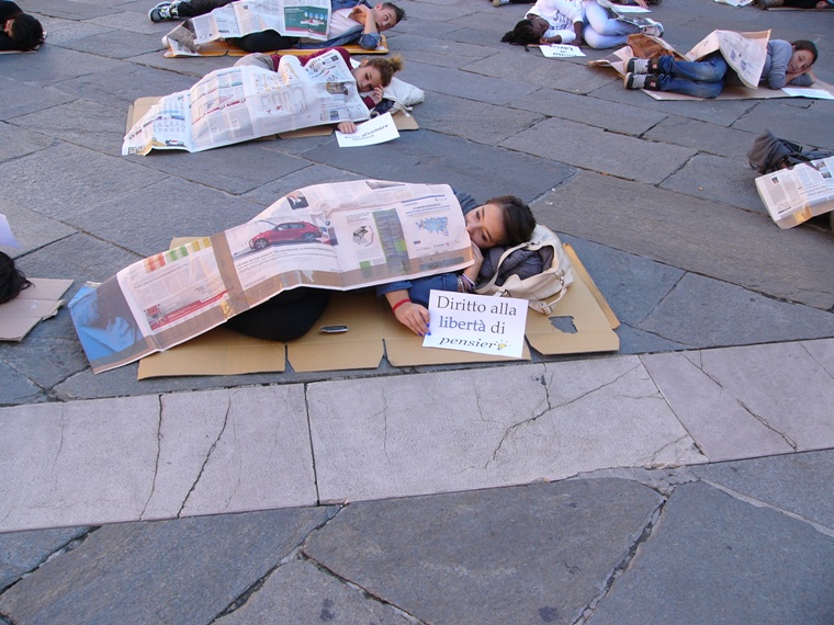 17.10.13 Ravenna. Le foto del flash mob per i diritti
