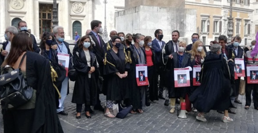 Roma, toghe in piazza Montecitorio per ricordare l’avvocata turca Ebru Timtik